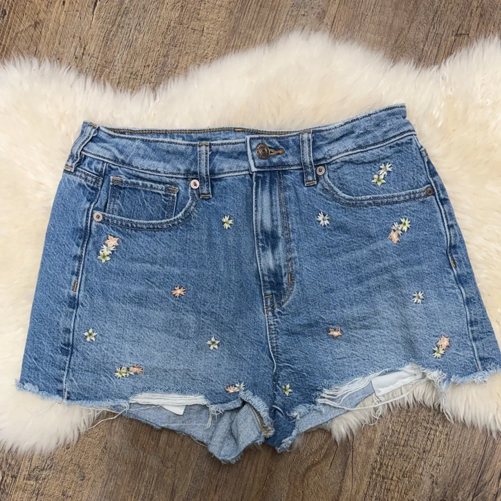 American Eagle women’s Embroidered Light Blue Denim raw hem Shorts size 4 - Picture 2 of 11